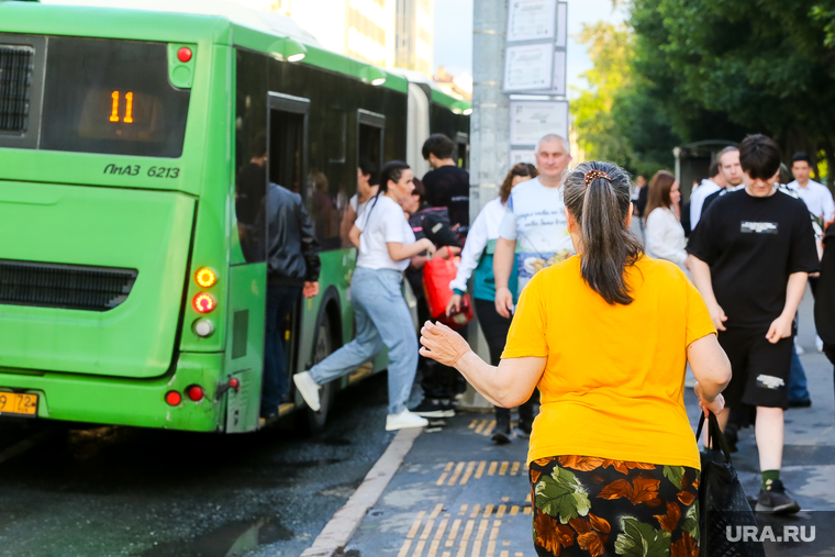 Автобусы. Тюмень, остановка, автобусная остановка, автобус, остановка автобусная