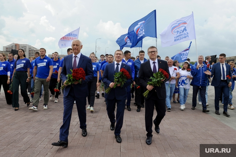 Бердников, Якушев и Текслер возложили цветы