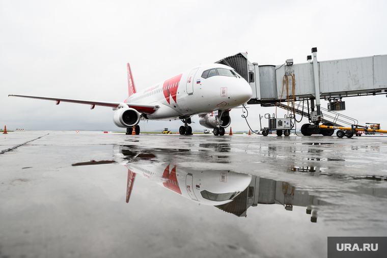 Подготовка рейса авиакомпании Red Wings Екатеринбург-Саратов. Екатеринбург, ред вингс, сухой суперджет, ssj100, sukhoi superjet100, авиакомпания red wings
