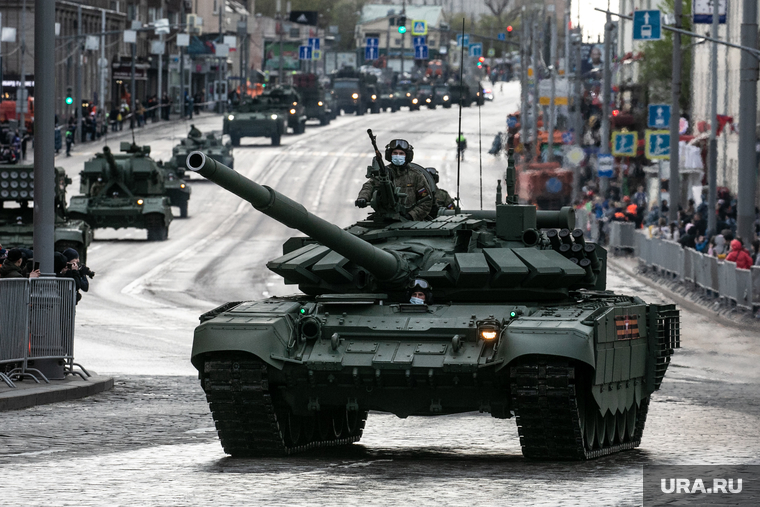 Движение техники для репетиции Парада Победы 9 мая. Москва, военная техника на марше, т-90, танк, колонна техники