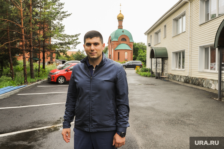 Виген Мхитарян отремонтировал тротуар и парковку в местной цервки