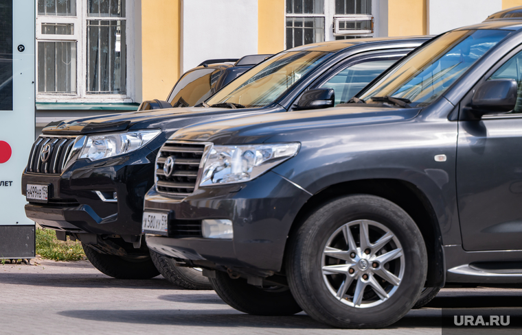 Теплые деньки июня. Пермь, торговая тележка, тротуар, иномарка, toyota, автомобиль, тойота, нарушение пдд, внедорожник, автомобили, парковка, toyota land cruiser, крузак