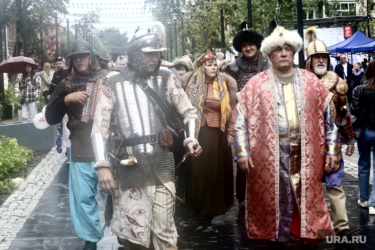 Улица Дзержинского. Тюмень , национальные костюмы