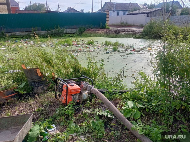 Воду пытаются откачать, но она появляется вновь