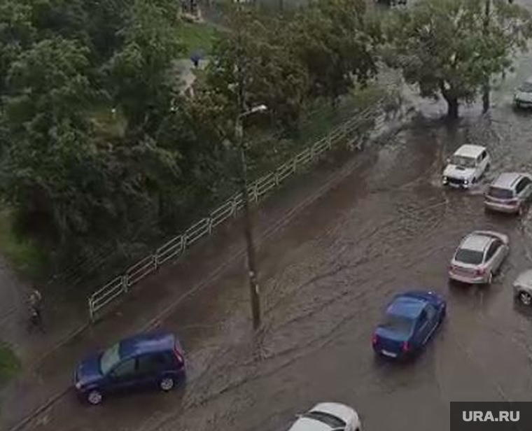 На дорогах образовались большие лужи