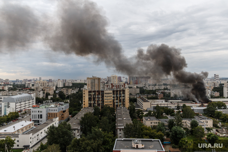 Пожар на НПО Автоматики. Екатеринбург, мчс, дым, пожар, нпо автоматики, тушение пожара, чс, возгорание