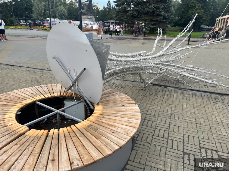 Светодиодные деревья после урагана в Челябинске