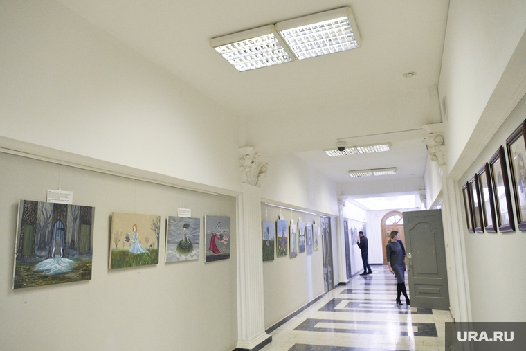 Выставка картин художницы Алены Голиковой на третьем этаже администрации Екатеринбурга, выставка картин