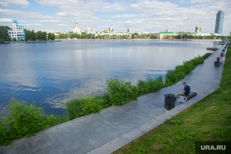 Неблагоустроенный Екатеринбург, набережная исети, кусты