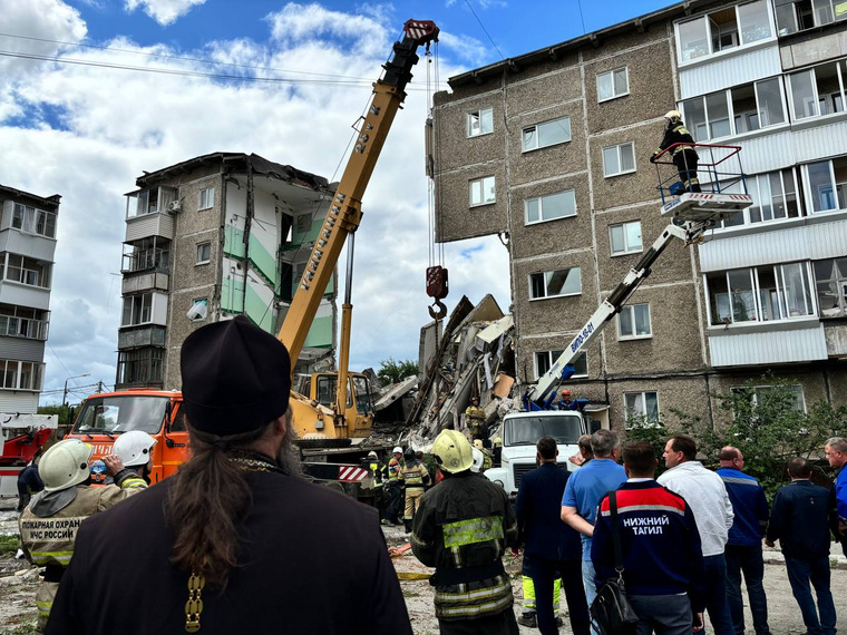 На месте ЧП собрались все спецслужбы