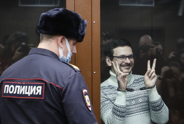 Илья Яшин (признан Минюстом РФ иноагентом) обвинялся в распространении фейков о российской армии