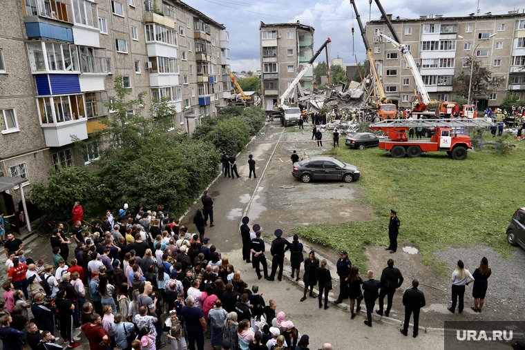 В первый день у дома толпилось много горожан, кто просто хотел посмотреть на последствия взрыва