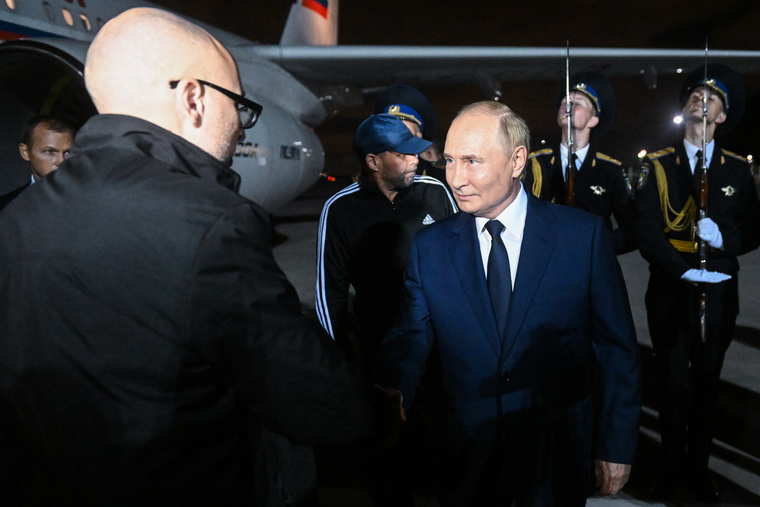 Владимир Путин лично посетил россиян, которые вернулись в страну из заключения. На фото он пожимает руку Селезневу