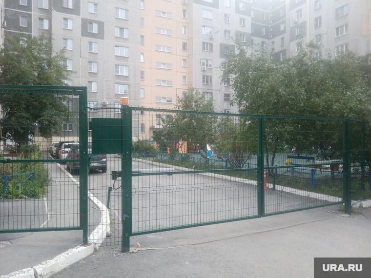 Перекрытие въезда во двор дома на Труда в Челябинске