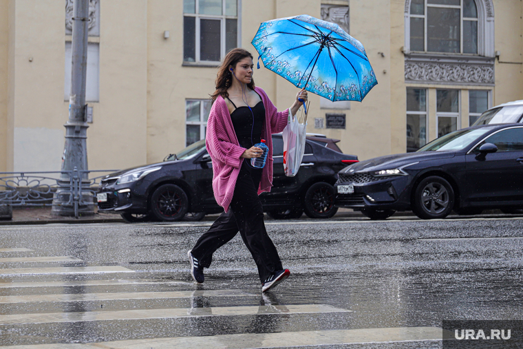 Дождь. Екатеринбург, пешеходный переход, лужа, непогода, зонтик, ливень, дождь