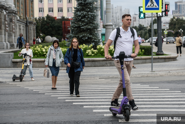Проверка соблюдения пользователями самокатов правил движения по городу. Екатеринбург , пешеходный переход, зебра, нарушение пдд, электросамокат