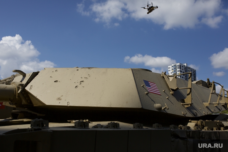 Над танком Abrams размещен дрон «Упырь» — разработка уральских инженеров. Именно он попал в люк танка.