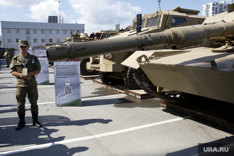 Всего на выставке представлены 14 единиц техники НАТО, которая была выпущена на Украине, в Германии, Великобритании, США, Австрии, Турции и других странах.