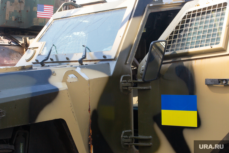 Совместная разработка США и Украины — «Козак». Из недостатков специалисты отмечают, что топливопроводы и воздуховоды никак не защищены и поэтому бронеавтомобиль способна остановить противопехотная мина.