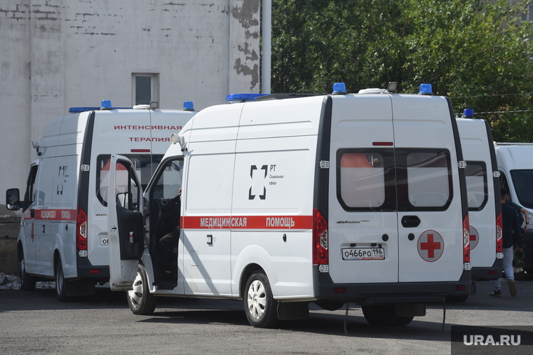 Возле церкви дежурили несколько медицинских бригад