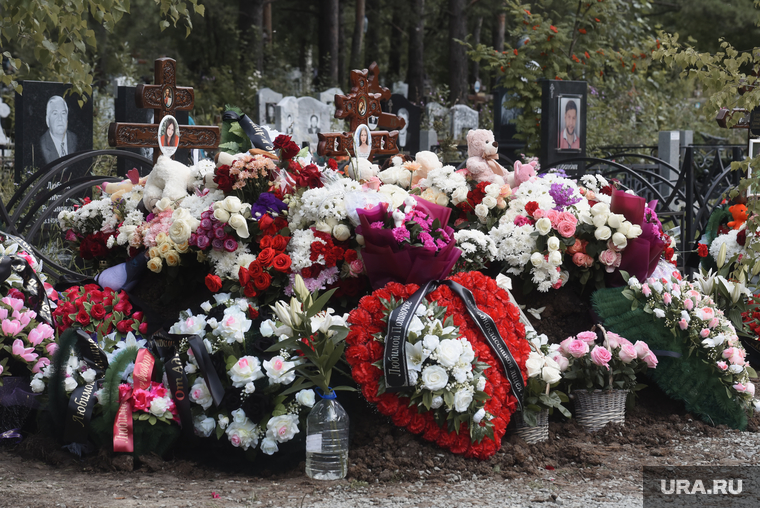 Алену и Полину похоронили недалеко от Алены — еще одной погибшей при обрушении дома