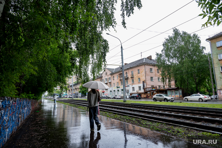 Дождь прогнал жару с улиц. Пермь, тротуар, девушка, лужа, вода, лужи, лето, зонт, трамвайные пути, дождливая погода, пасмурная погода, дождь, влажность, облачность, дождливый день