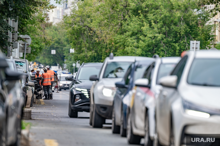Социум города. Пермь, дорожные рабочие, деревья, лето, дорожное движение, дорога, автомобили, рабочие, день