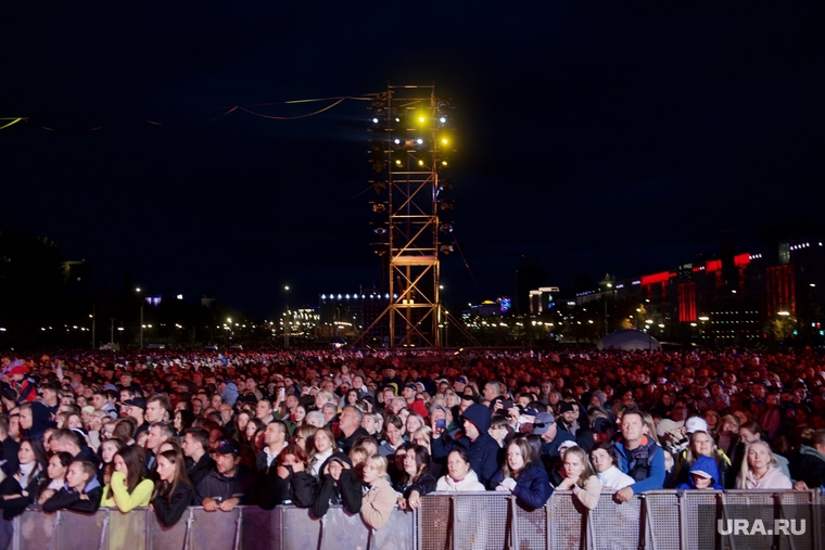 Фестиваль «Ночь города». 300 лет Перми. Пермь, массовое мероприятие, концерт на площади, зрители концерта, концерт на эспланаде