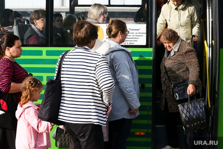 Автобусы. Тюмень, остановка, автобусная остановка, автобус, общественный транспорт, маршрутка, остановка автобусная, маршрутный автобус, очередь в автобус