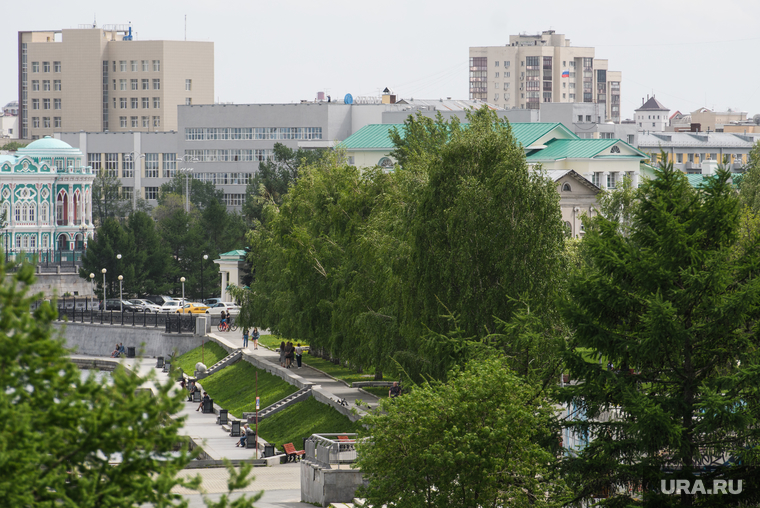Сорок шестой день вынужденных выходных из-за ситуации с распространением коронавирусной инфекции CoVID-19. Екатеринбург, город екатеринбург, сквер на драме