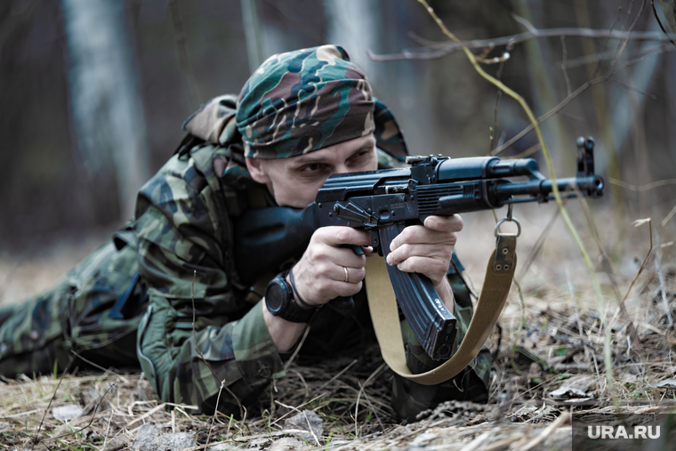 Военно-тактическая подготовка гражданского населения на полигоне. Пермь, тренировка, автомат калашникова, противостояние, лес, оружие, вооружение, война, подготовка, ак, конфликт, вооруженные силы, тайга, зеленка, вооруженные люди, вооруженный человек, весна, солдат, мобилизация, сво, военный, ак 74