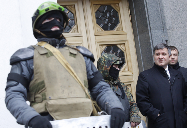 Считается, что Арсен Аваков связан с националистическими группами на Украине. По этой причине он мог заинтересовать США