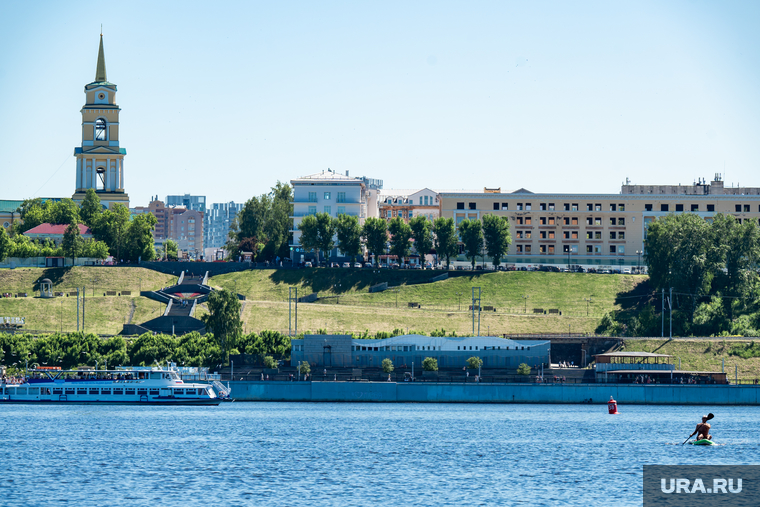 Жаркий июнь, люди спасаются на пляже. Пермь, вода, берег, жара, водоем, лето, судоходство, солнечный день, река, теплоход, кама, солнечная погода, спасо-преображенский кафедральный собор