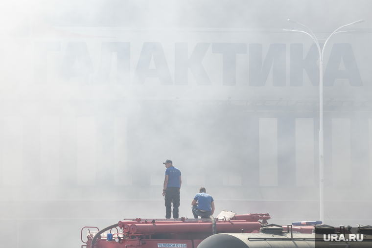 Обстрел Донецка, пожар в ТЦ Галактика. Донецк, мчс, дым, торговый центр, пожар, тушение, донецк, последствия, задымление, галактика, расчет, обстрел, пожарные