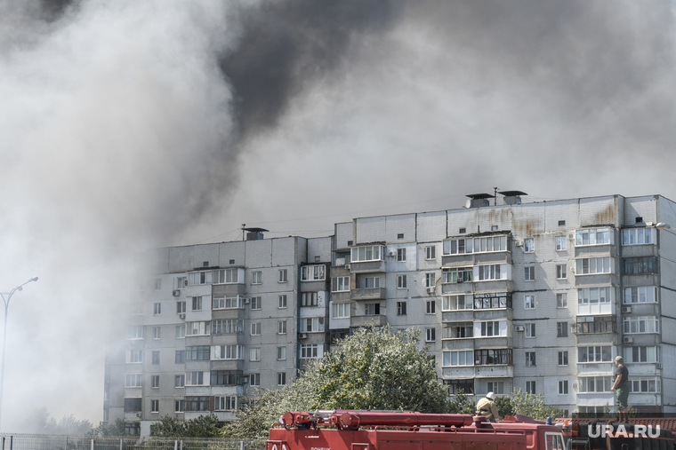 Обстрел Донецка, пожар в ТЦ Галактика. Донецк, мчс, дым, пожар, тушение, донецк, последствия, задымление, расчет, обстрел, пожарные