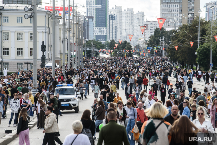 В центре города вечером скопились толпы людей