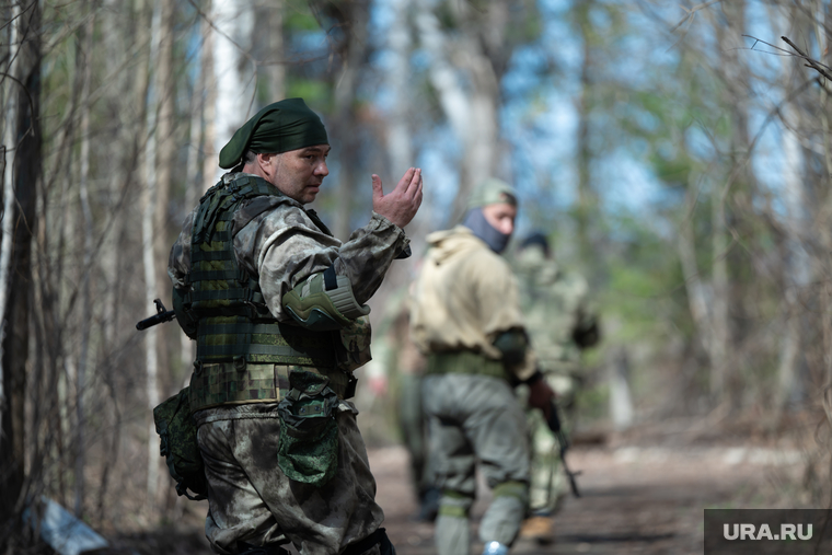 Военно-тактическая подготовка гражданского населения на полигоне. Пермь, тренировка, противостояние, военные, солдаты, война, подготовка, конфликт, вооруженные силы, вооруженные люди, вооруженный человек, весна, строй, солдат, мобилизация, сво, военный, боевой порядок