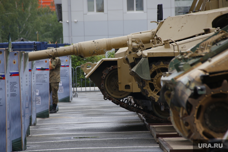 Выставка трофейной техники. Тюмень, выставка военной техники, танк, дуло танка, трофейная техника, техника нато