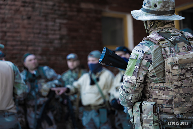 Военно-тактическая подготовка гражданского населения на полигоне. Пермь, тренировка, противостояние, боевики, военные, солдаты, инструктаж, война, подготовка, конфликт, вооруженные силы, отдых, бойцы, вооруженные люди, вооруженный человек, солдат, мобилизация, сво, наемники, военный, бойцы сво