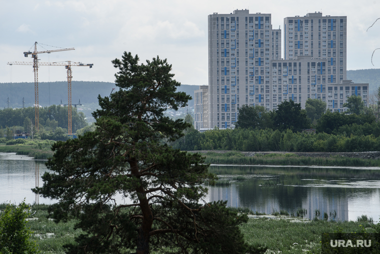 Свердловские зарисовки. Екатеринбург , исеть, недвижимость, сосна, ипотека, уктус, новостройки, жилье, подъемные краны, многоквартирный дом, аренда жилья