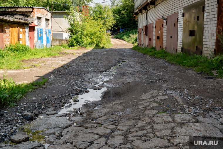 Провал на улице Революции 5. Пермь, коммунальная авария, лужи, гаражи, ручеек, протечка, дорога, гаражный кооператив, утечка воды