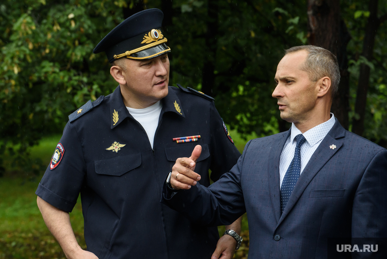 Идея установить флагшток с триколором принадлежит главе Орджоникидзевского района Роману Кравченко (справа)