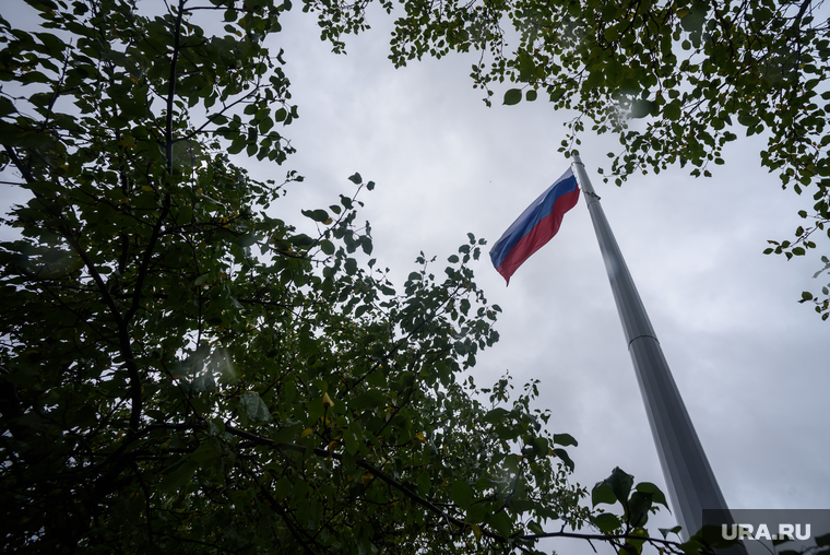 Открытие 30-метрового флагштока с флагом России. Екатеринбург , флагшток, российский флаг, триколор, патриотизм