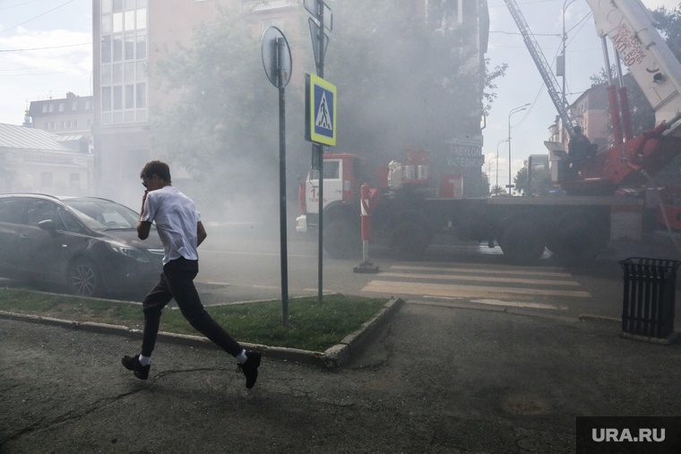 Пожаротушение мансарды по улице Хохрякова, 10. Тюмень, дым, пожар, тушение пожара