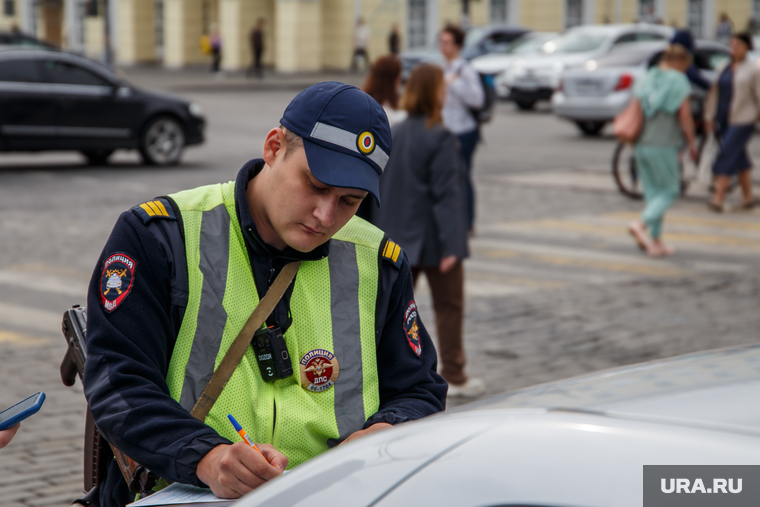 Проверка соблюдения пользователями самокатов правил движения по городу. Екатеринбург , рейд, оформление протокола, нарушение пдд, гибдд, инспектор дпс