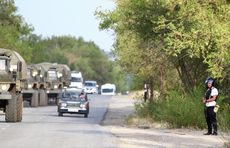 Военная техника движется в сторону исправительной колонии № 19 в Волгоградской области. Снайперы нейтрализовали четырех заключенных, взявших в заложники сотрудников колонии