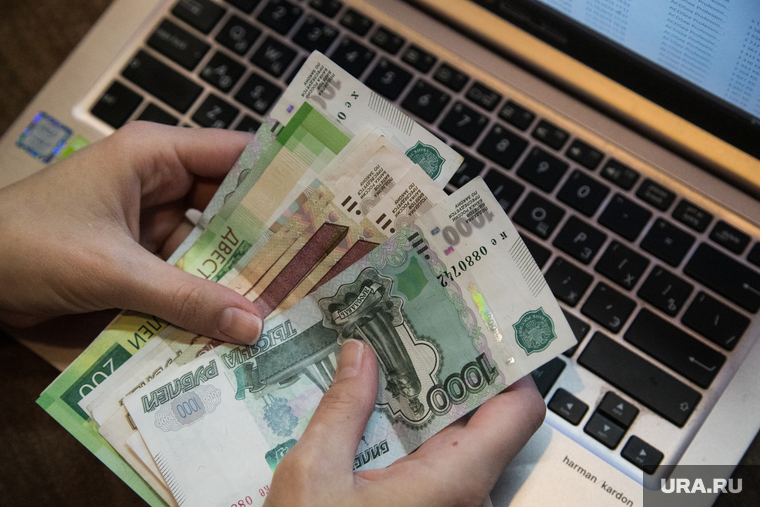 Ноутбук, деньги, интернет покупки. Москва, ноутбук, интернет, сеть, клавиатура, работа, покупки, всемирная сеть, компьютер, деньги, работа в офисе, руки, удаленка