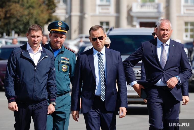 Вместе с губернатором на вручении ключей были его заместитель Станислав Новсков, а также представители Сбербанка и МЧС
