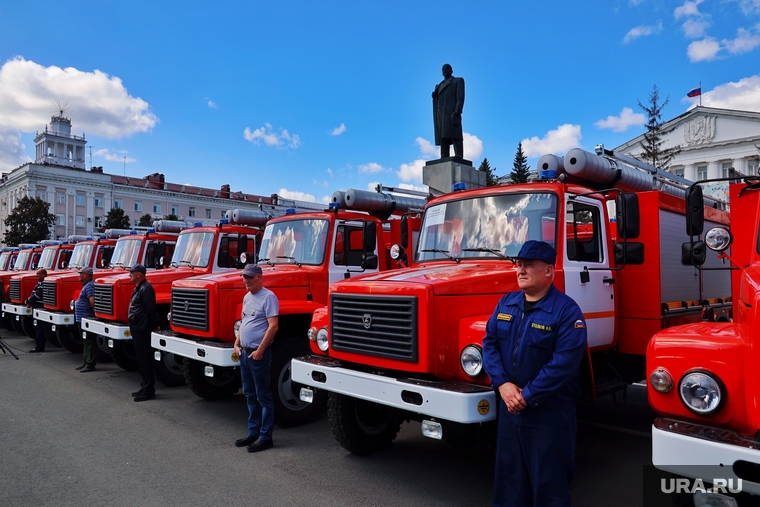 Вручение ключей от пожарных машин главам районов. Курган, пожарные машины
