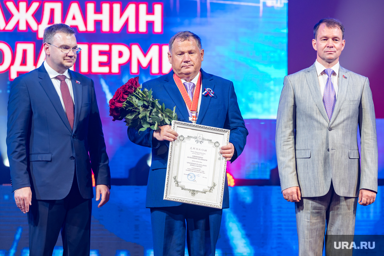 Соснин (слева) осуществил давнюю мечту теневого мэра Плотникова (в центре) стать почетным гражданином Перми